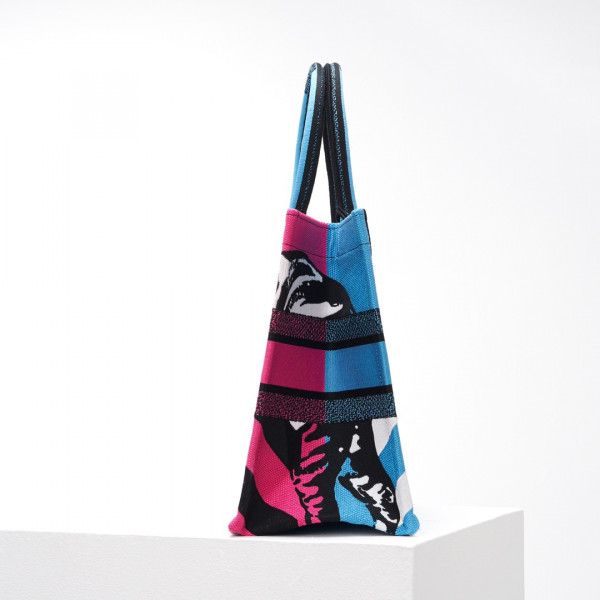 medium D*or book tote