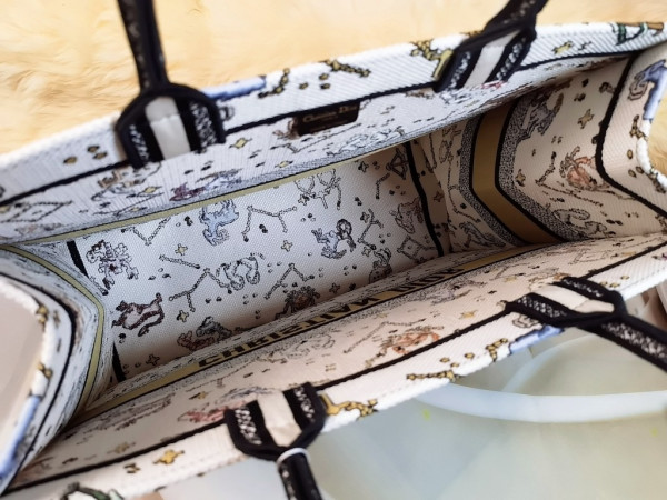 large D*or book tote