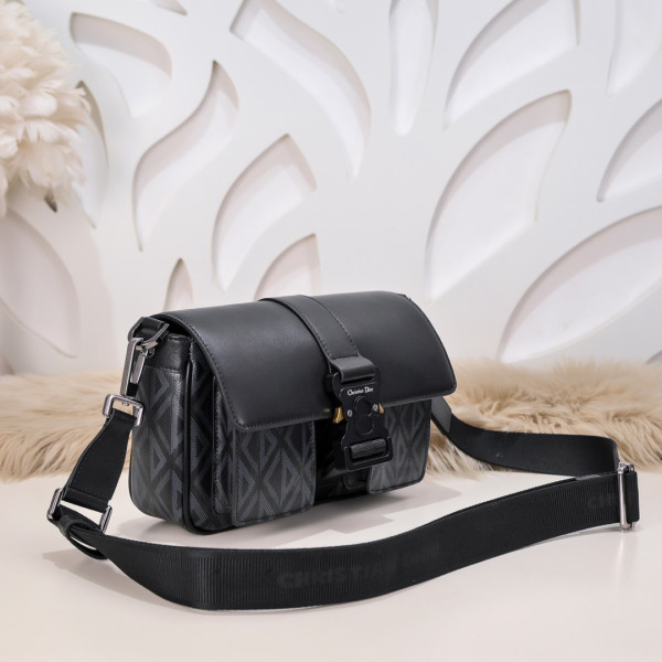 D*or hit the road bag with strap