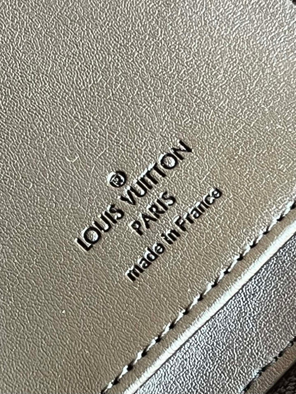 l**is V*t*n zippy wallet