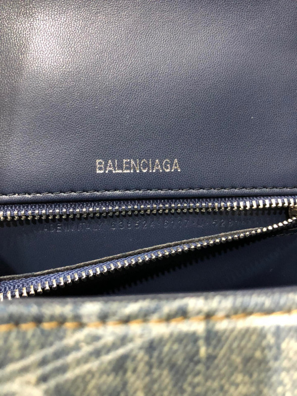 Ba*len*cia*ga hourglass
