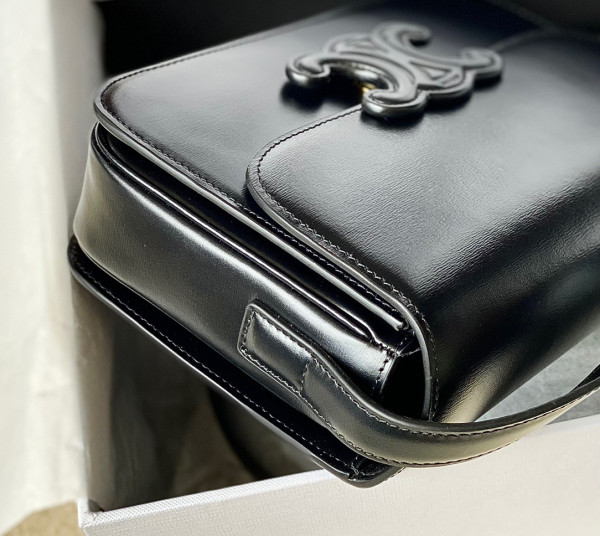 Ce**e classique triomphe bag