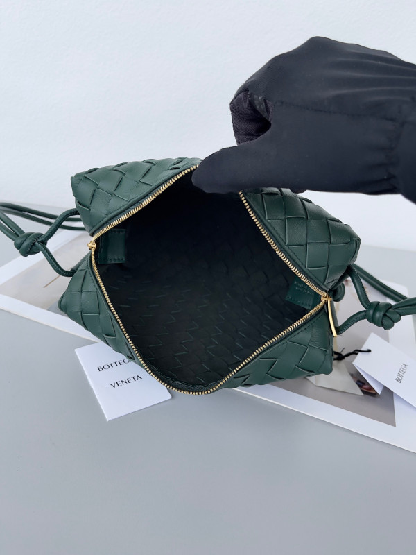 Bo*te*ga ve*ne*ta small loop camera bag