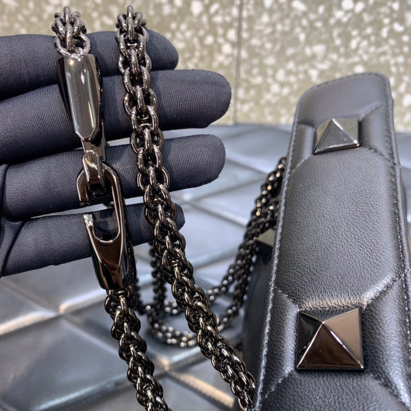 VALENTINO ONLINE EXCLUSIVE SMALL ROMAN STUD THE SHOULDER BAG WITH CHAIN