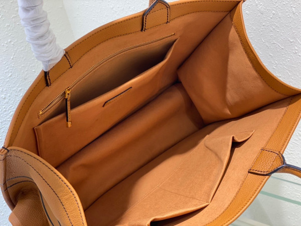 large D*or book tote