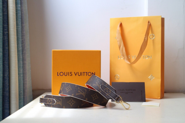 l**is V*t*n monogram strap
