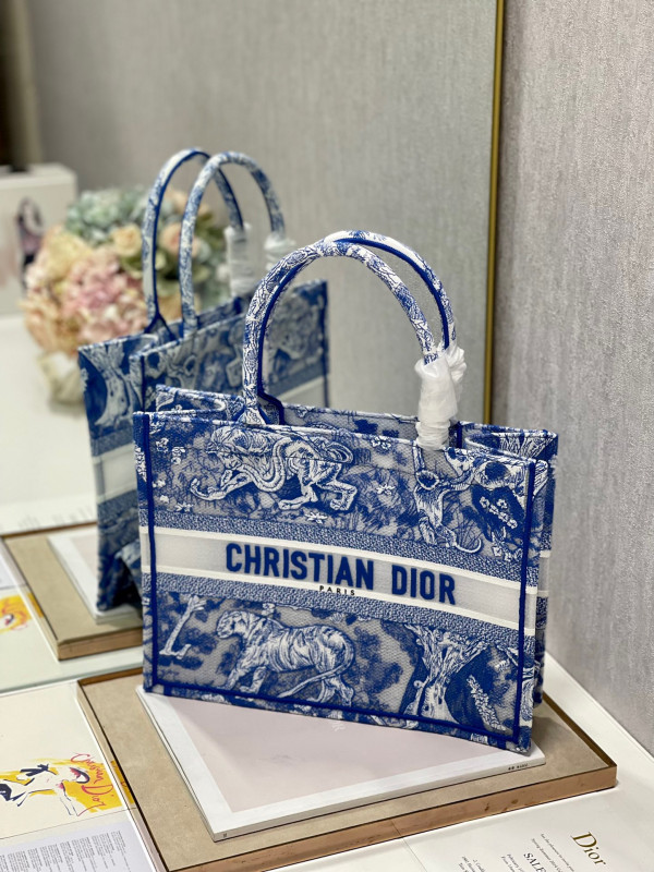 medium D*or book tote