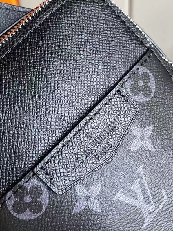 l**is V*t*n outdoor slingbag
