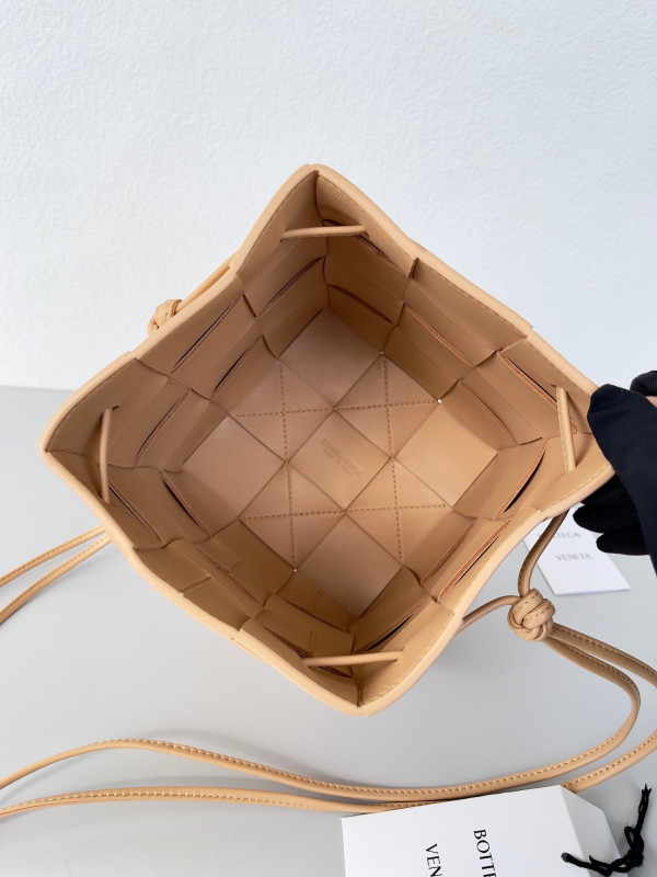 Bo*te*ga ve*ne*ta cassette bucket bag