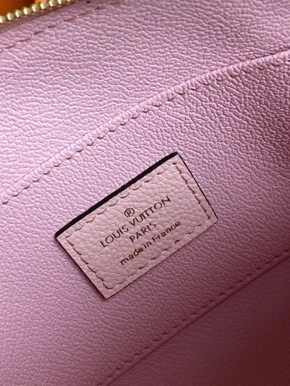 l**is V*t*n cosmetic pouch