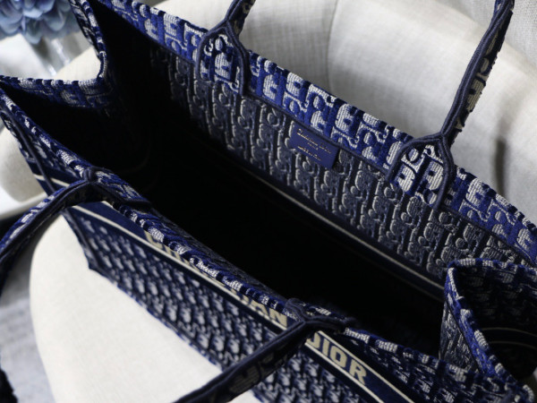 large D*or book tote