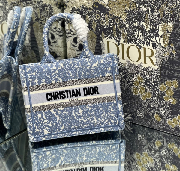 small D*or book tote