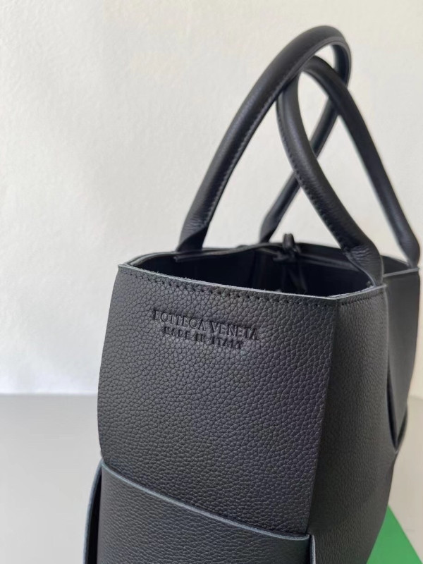 Bo*te*ga ve*ne*ta arco medium tote