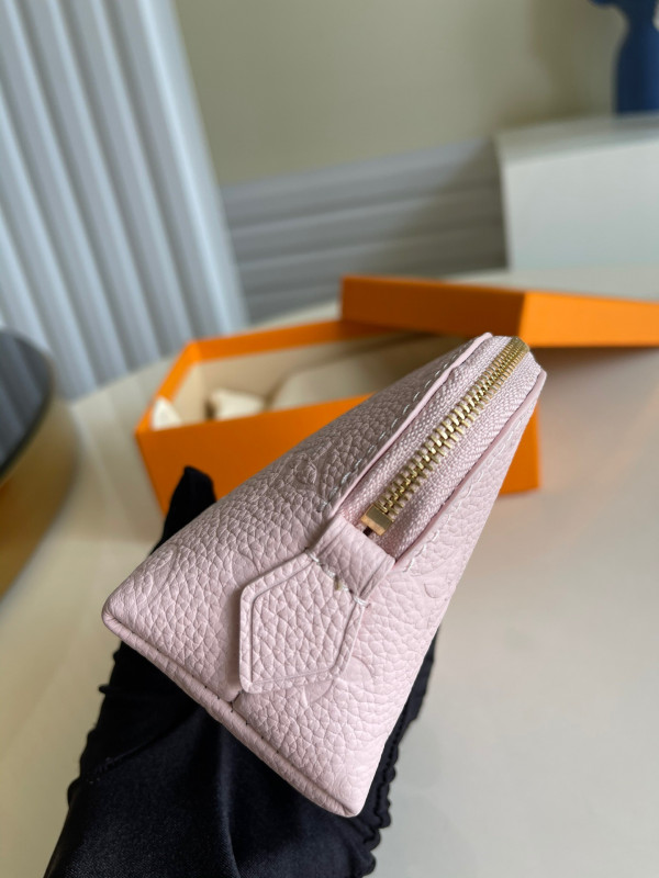 l**is V*t*n cosmetic pouch
