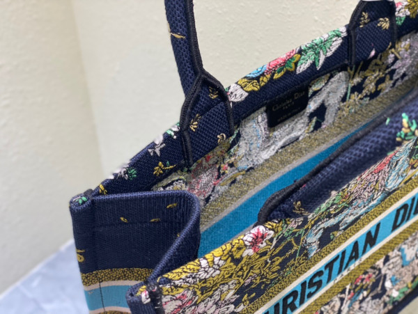 medium D*or book tote