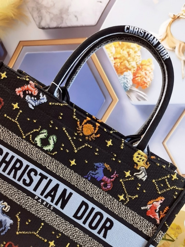 medium D*or book tote