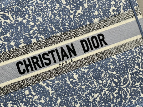 large D*or book tote