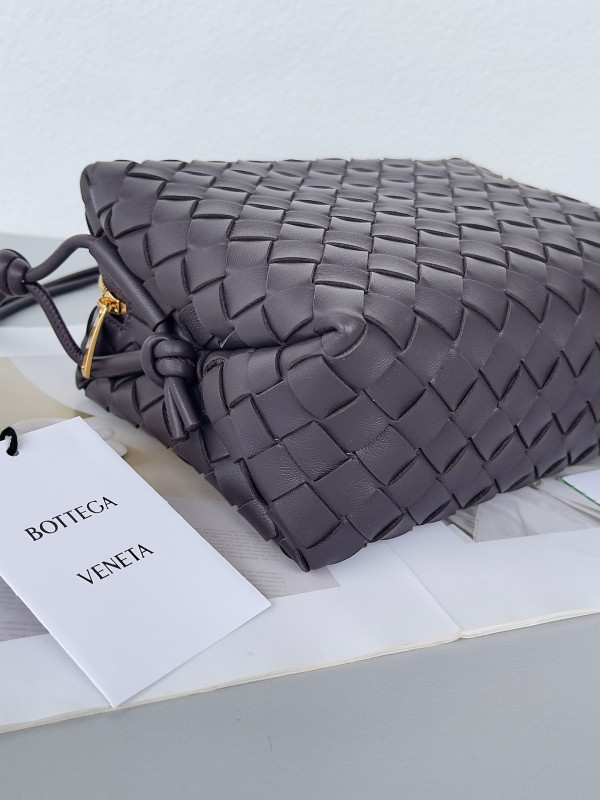 Bo*te*ga ve*ne*ta small loop camera bag