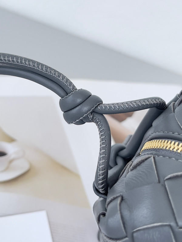 Bo*te*ga ve*ne*ta small loop camera bag