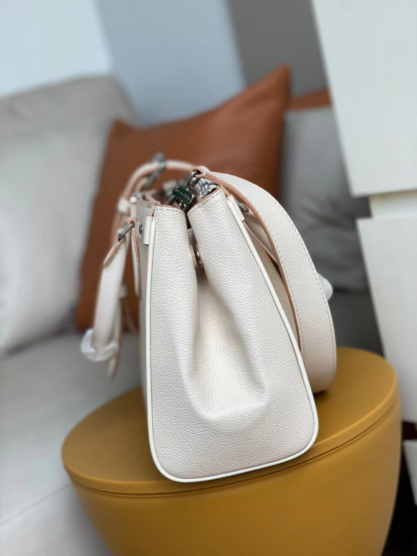 l**is V*t*n grenelle tote mm