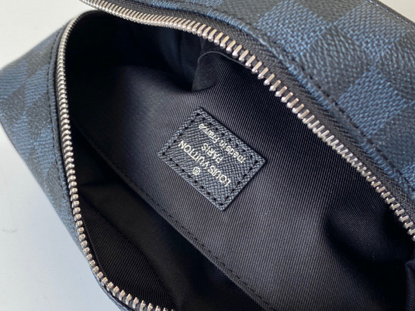 l**is V*t*n toiletry pouch