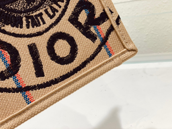 medium D*or book tote