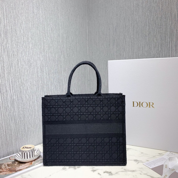 large D*or book tote