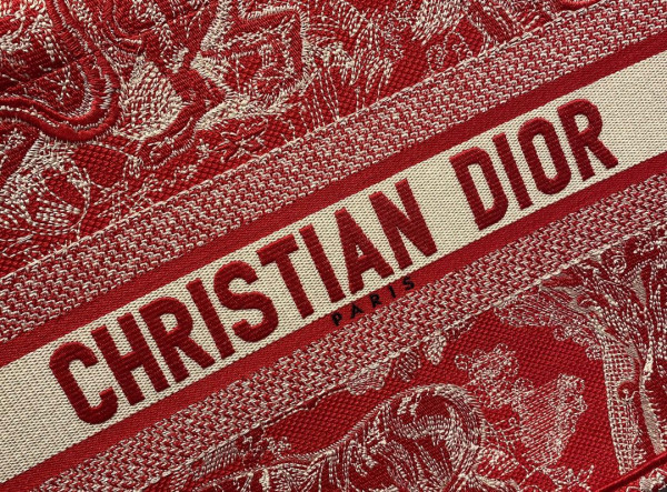 medium D*or book tote