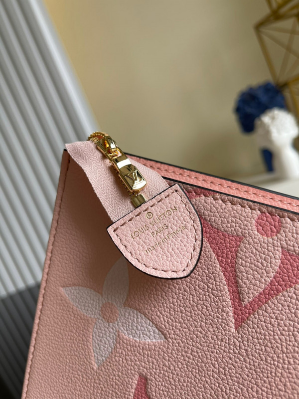 l**is V*t*n toiletry pouch 26
