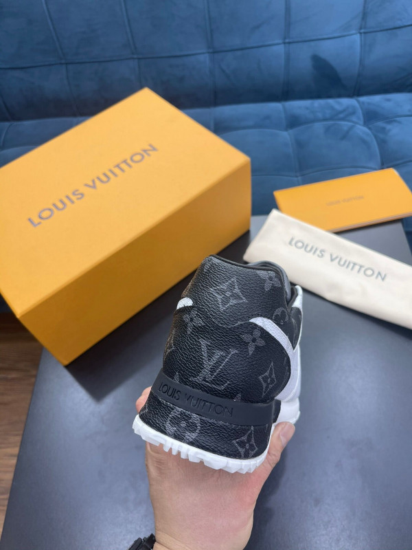 l**is V*t*n run away sneaker