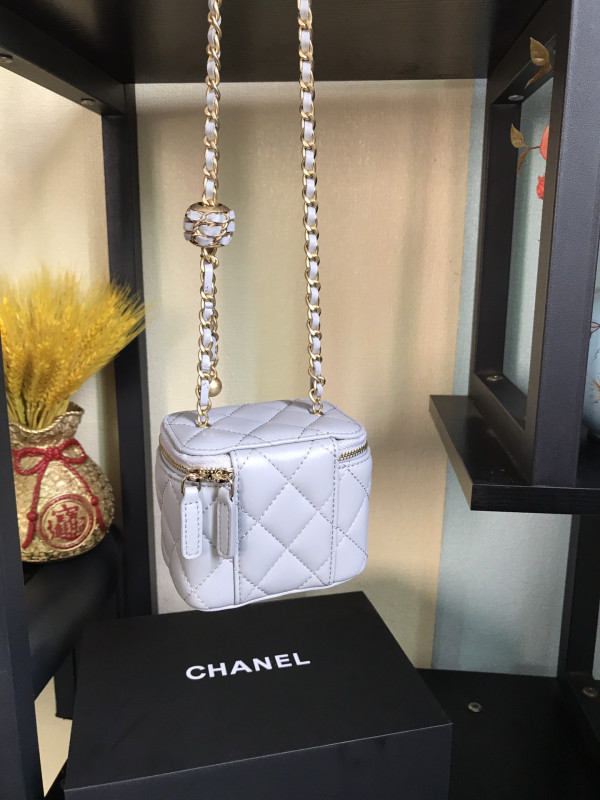 CL SMALL VANITY WITH CHAIN