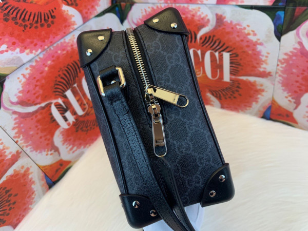 G*u*i gg shoulder bag with leather details