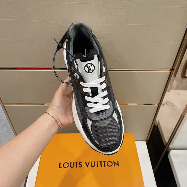 l**is V*t*n run 55 sneaker