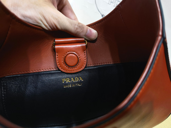 Pra*a leather shoulder bag