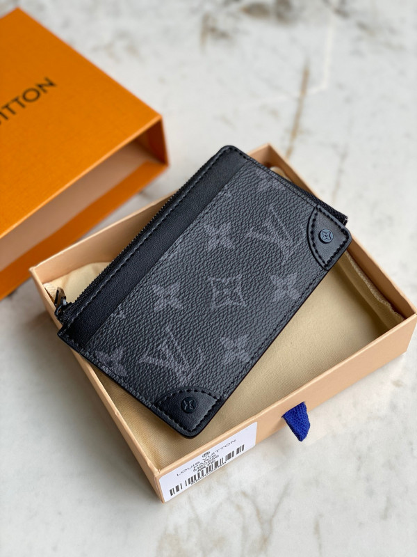 l**is V*t*n multi card holder trunk