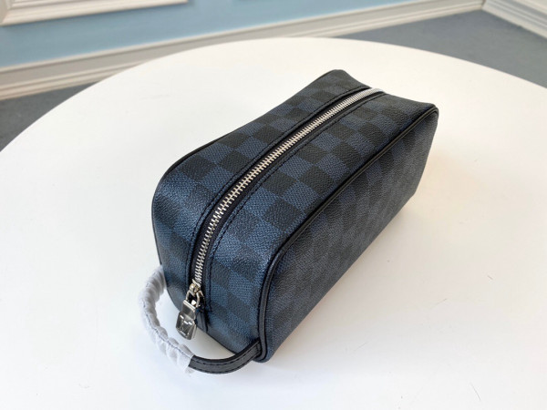 l**is V*t*n toiletry pouch