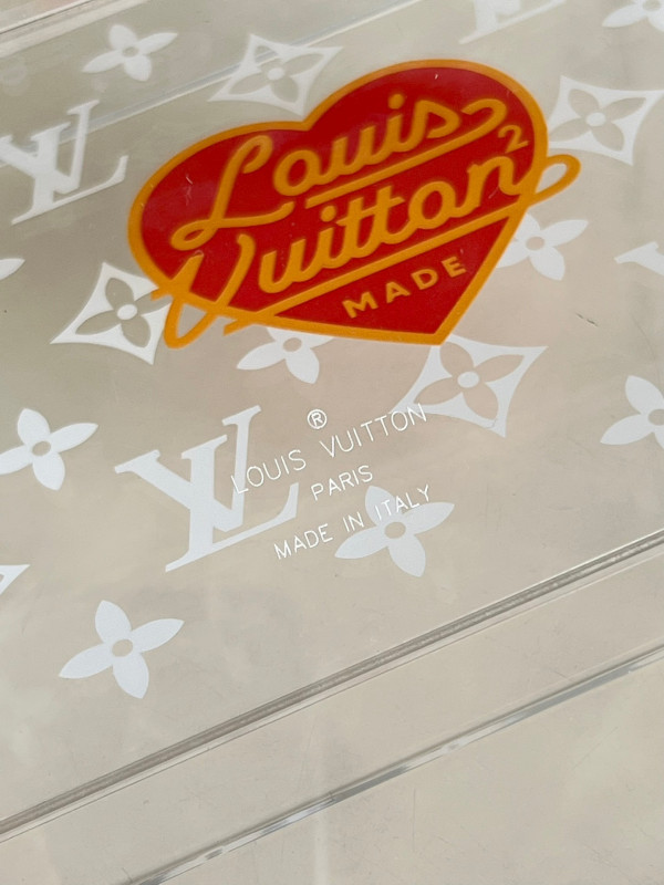 l**is V*t*n transparent box
