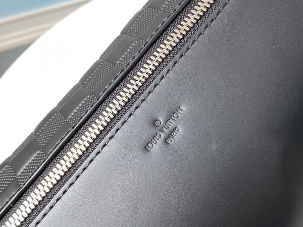 l**is V*t*n campus bumbag