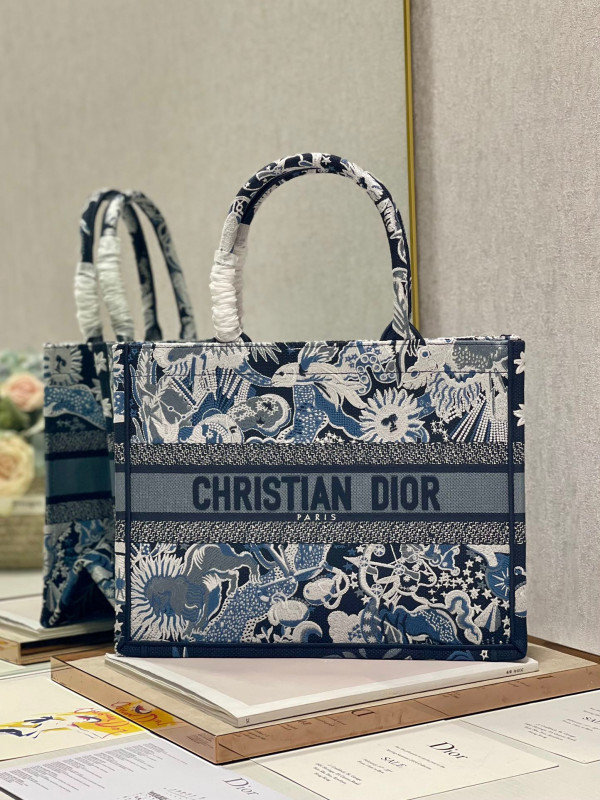 medium D*or book tote