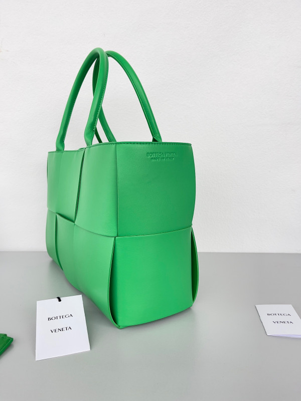 Bo*te*ga ve*ne*ta arco medium tote