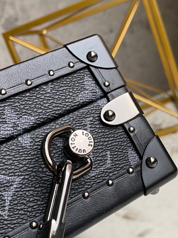 l**is V*t*n clutch box