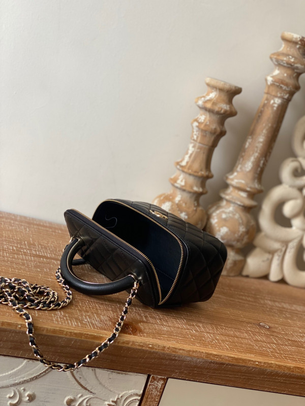 CL VANITY WITH CHAIN