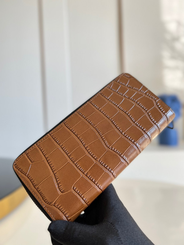 l**is V*t*n zippy wallet