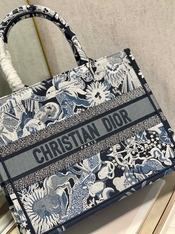 medium D*or book tote