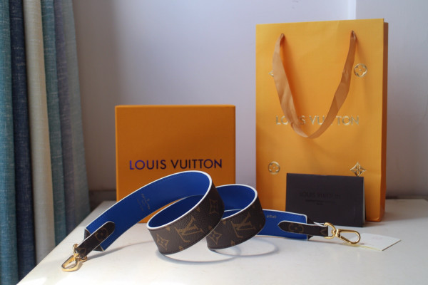 l**is V*t*n monogram strap