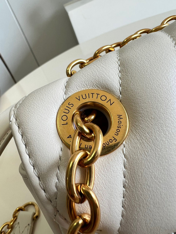 l**is V*t*n new wave chain bag pm