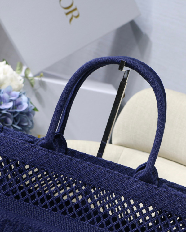 medium D*or book tote