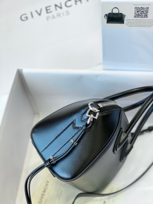 GIVENCHY ANTIGONA MINI/SMALL/MEDIUM IN SMOOTH LEATHER