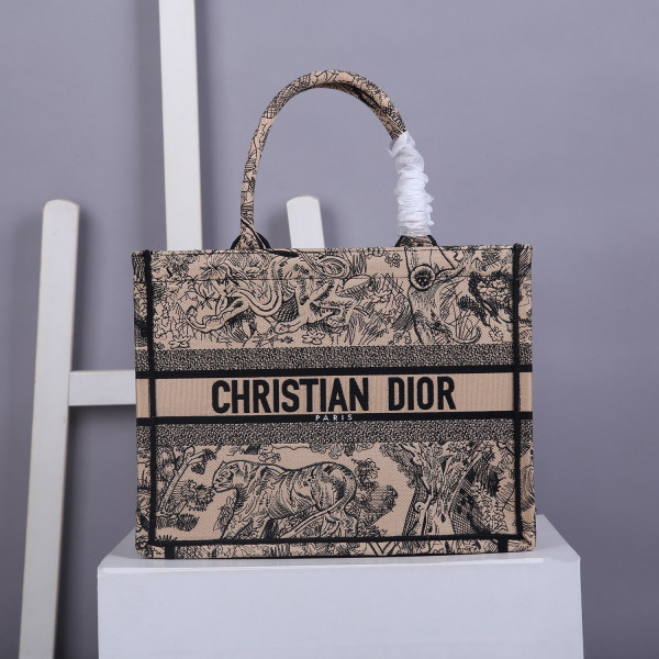 medium D*or book tote