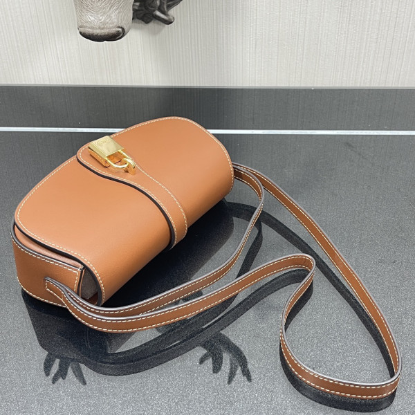 Ce**e clutch on strap
